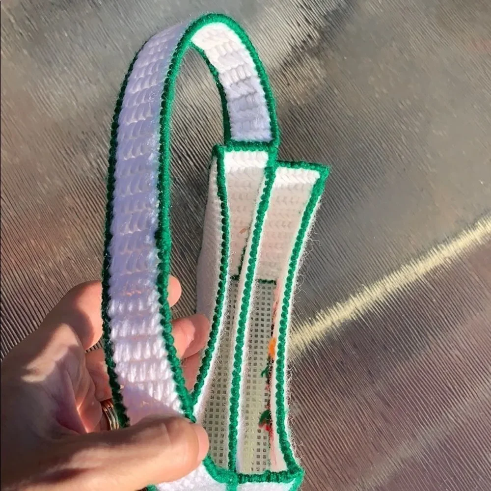 ‎Vtg kitschy handmade yarn Christmas card holder